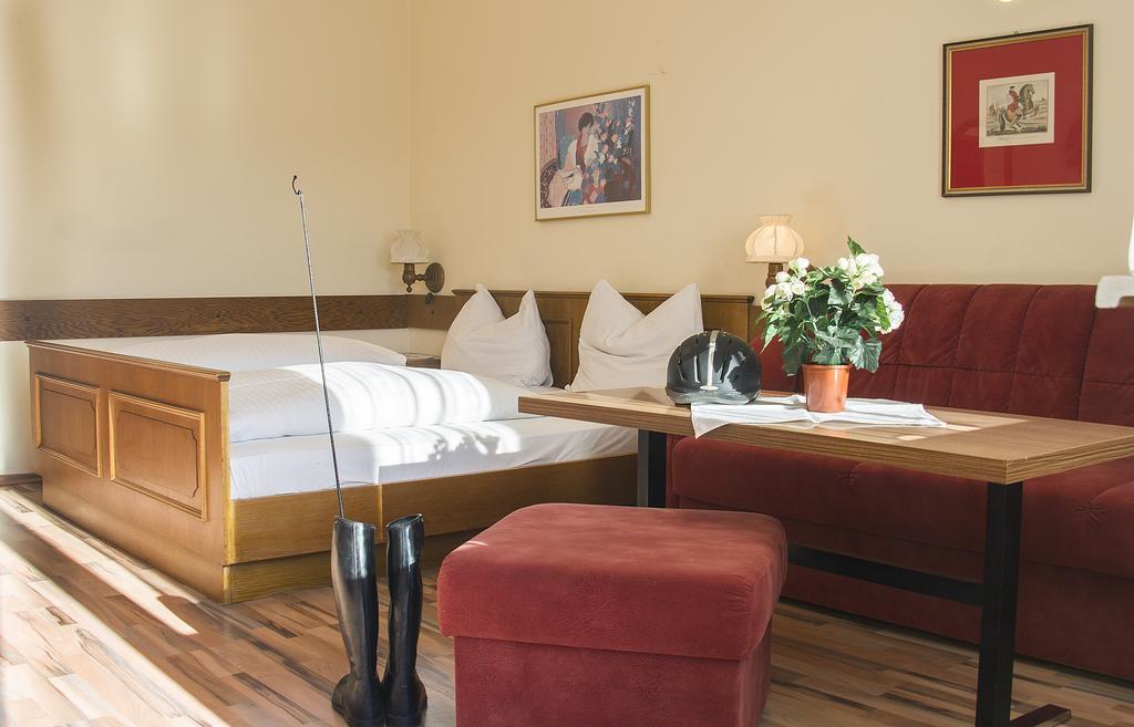 Hotel Reitzentrum Hausruckhof Ampflwang im Hausruckwald Екстериор снимка
